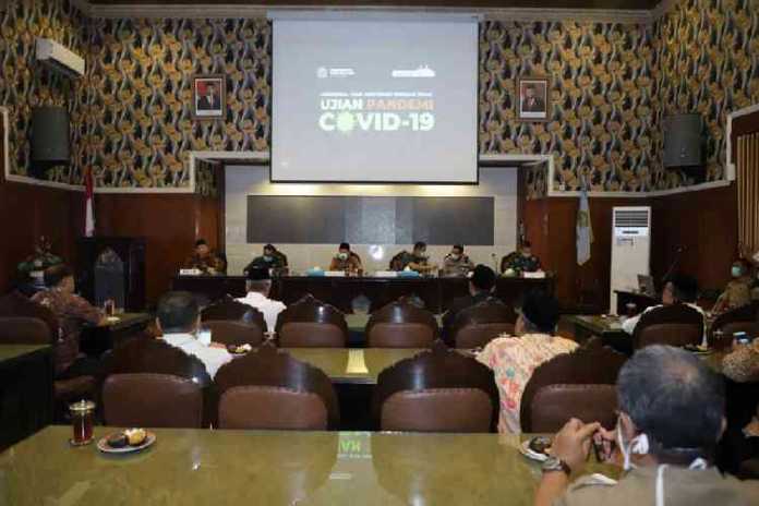 Suasana rakor Forpimda Kota Malang bersama MUI, FKUB dan para tokoh agama tentang penanganan Covid-19 di Balai Kota Malang, Senin (30/3). (Humas Pemkot Malang)