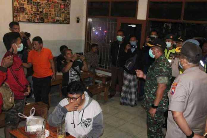Dandim 0818 Letkol Inf Ferry Muzawwad (Baju Doreng) saat memberi imbauan pada pengunjung warung kopi. (Istimewa)