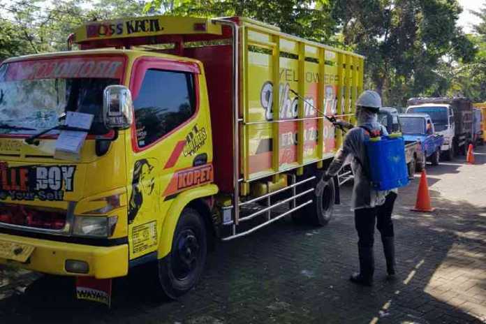 Petugas Dishub Kabupaten Malang saat melakukan penyemprotan disinfektan pada kendaraan angkutan umum dan barang yang akan melakukan Uji KIR. (Istimewa).