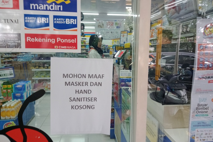 Pengumuman masker dan hand sanitizer kosong di toko retail modern Jalan Simpang Wilis, Selasa (3/3). (Aziz Ramadani MVoice