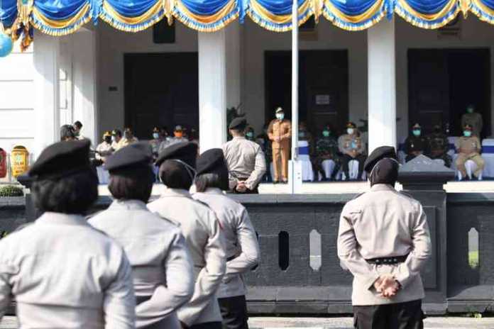 Wali Kota Malang Sutiaji memimpin apel penyemprotan disinfektan di halaman Balai Kota Malang, Selasa (31/3). (Humas Pemkot Malang)