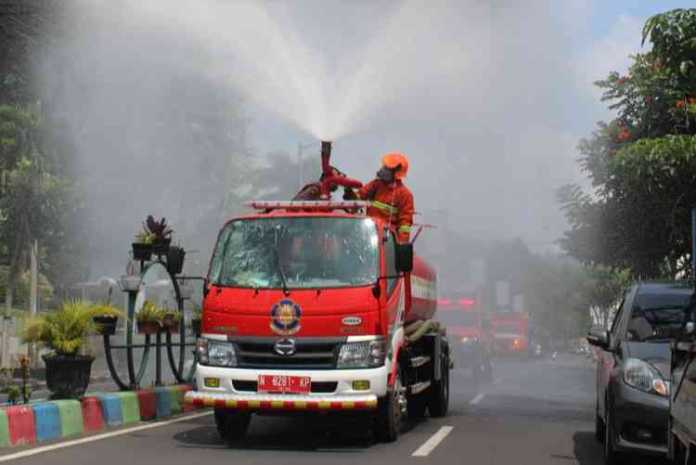 Penyemprotan massal disinfektan yang dilakukan di Kota Batu.