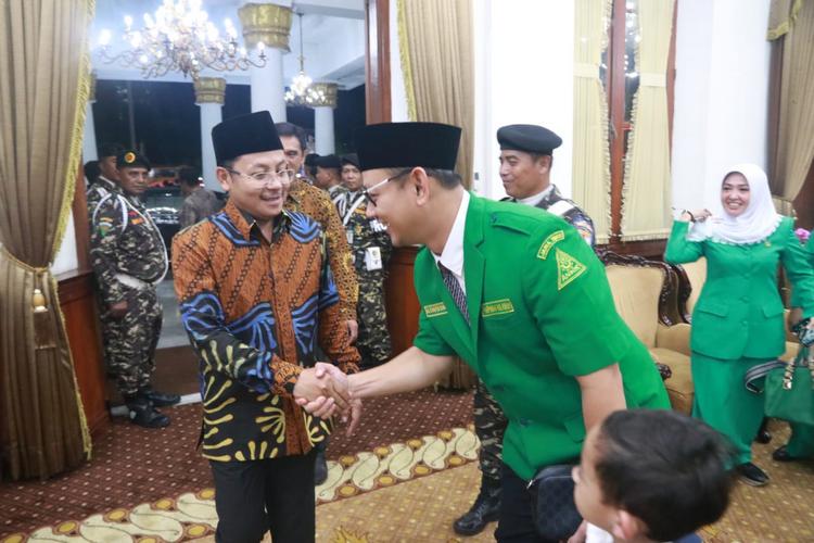 Wali Kota Malang Sutiaji menghadiri pelantikan DPW GP Ansor Jatim di Grahadi Surabaya, Minggu malam (1/3). (Humas Pemkot Malang)