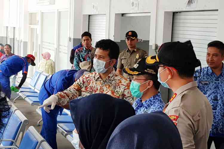 Wakil Gubernur Jatim Emil Elestianto Dardak ketika melihat petugas menyemprotkan cairan disinfektan di Terminal Kota Batu, Selasa (17/3).