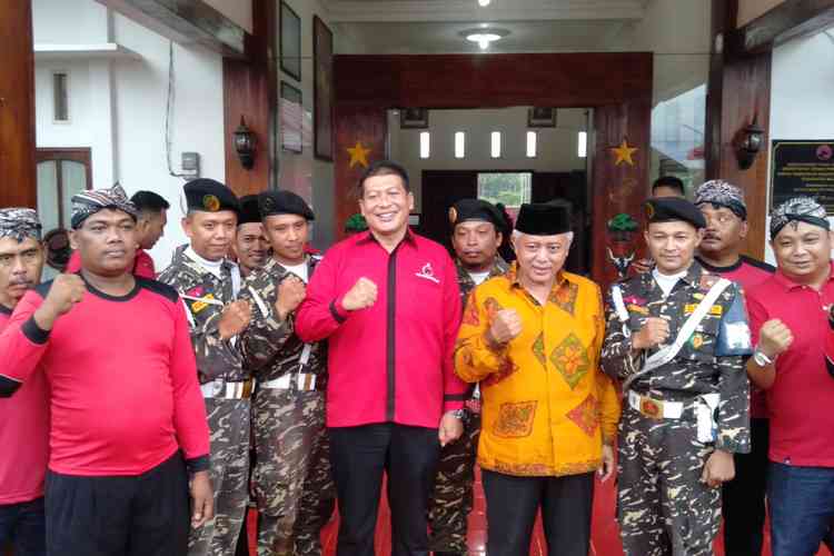 Para anggota Banser saat foto bersama di DPC PDI Perjuangan Kabupaten Malang. (Toski D)