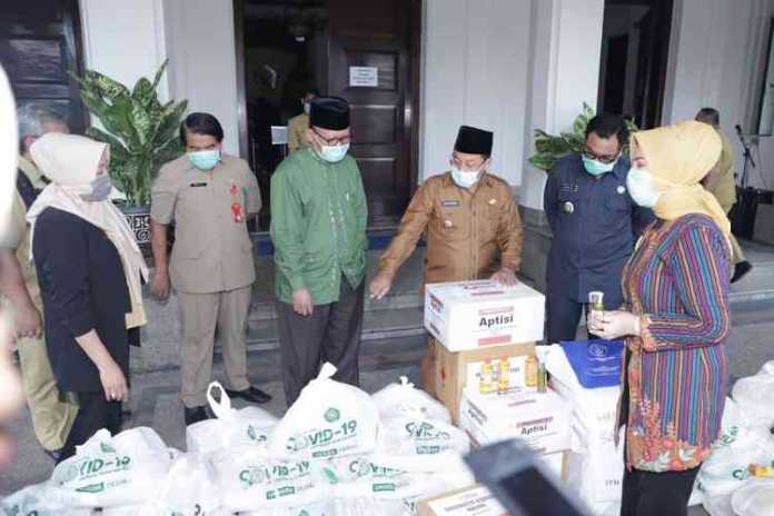 Asosiasi Perguruan Tinggi Swasta Indonesia (APTISI) Komisariat IV Wilayah VII Jawa Timur memberikan hand sanitizer dan paket sembako ke Pemerintah Kota Malang, Senin (30/3). (Humas Pemkot Malang)