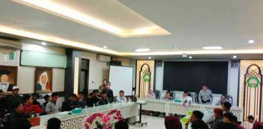 Audiensi antara mahasiswa FH Unisma dengan rektor. (Istimewa)
