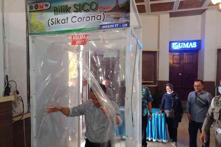 Wali Kota Malang Sutiaji menjajal bilik disinfektan sikat Corona. (Aziz Ramadani MVoice)
