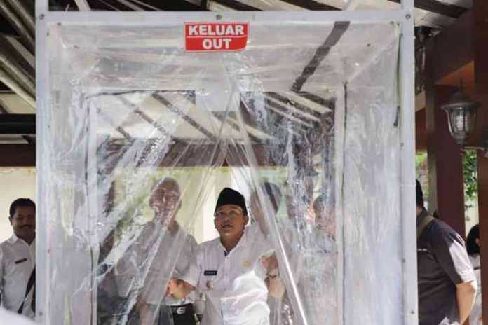 Wali Kota Malang Sutiaji mengecek bilik Sikat Corona di Balai Kota Malang, Kamis (19/3). (Humas Pemkot Malang)