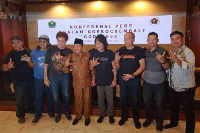 Personel God Bless bersama Wali Kota Malang Sutiaji usai konferensi pers di Balai Kota Malang, Selasa (3/3). (Aziz Ramadani MVoice)