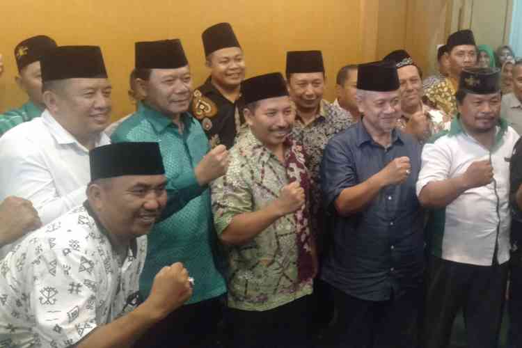 Gus Ali (Baju Hijau) saat foto bersama di Kantor DPC PKB Kabupaten Malang. (Toski D).