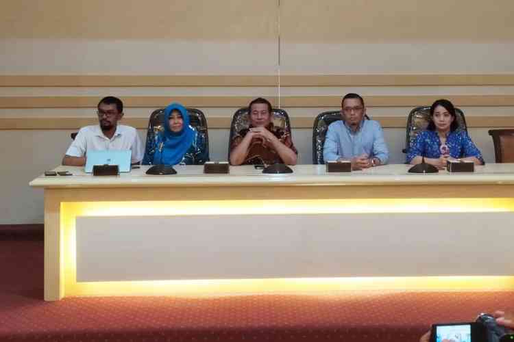 Rektor UB Prof Nuhfil Hanani bersama satgas Covid-19 UB memberikan keterangan pers. (deny rahmawan)