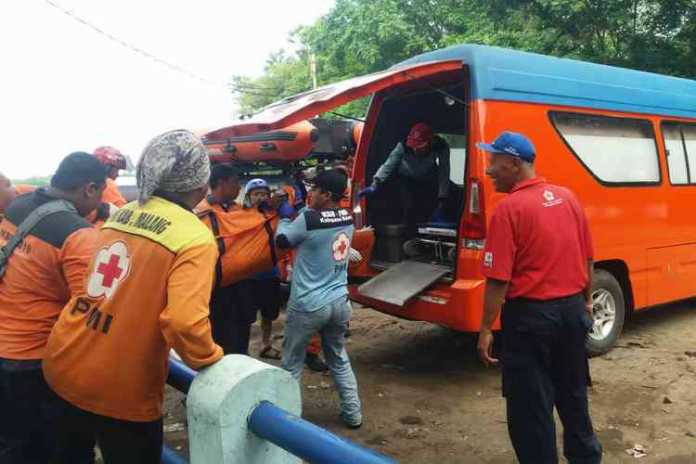 Proses evakuasi jenazah korban. (Istimewa/PB PMI Kabupaten Malang).