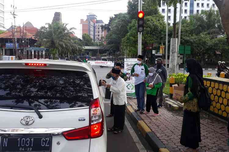 LAZISNU Kota Malang bagikan hand sanitizer gratis di Jalan Sukarno Hatta, Minggu (22/3). (Istimewa)