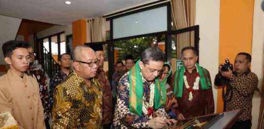 Direktur Jenderal PPR Luky Alfirman melakukan penandatanganan prasasti dan closing Pembiayaan Proyek Pembangunan Gedung Ma’had Putra MAN 2 Kota Malang, Kamis (5/3). (Istimewa)