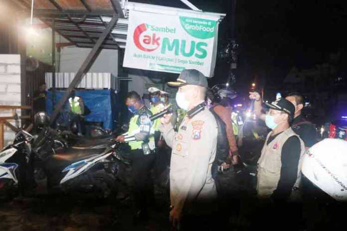 Operasi gabungan membubarkan tempat tongkrongan, Senin malam (23/3). (Humas Pemkot Malang)