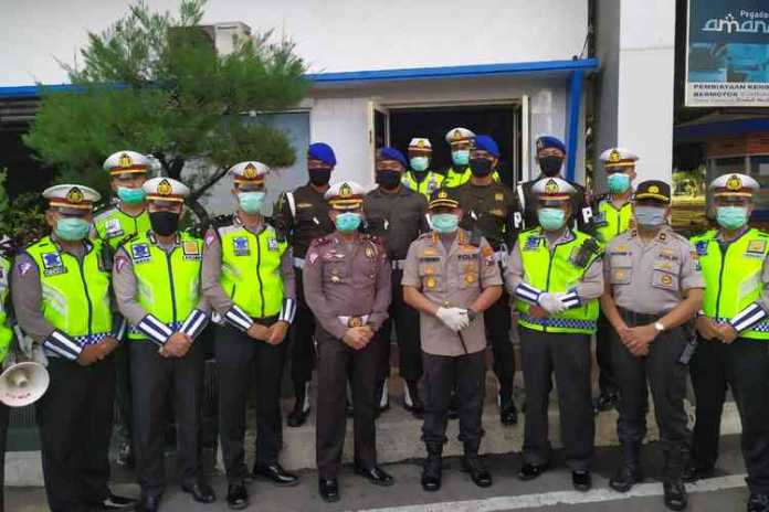 Pembagian masker dan hand sanitizer dilakukan Kapolresta Malang Kota Kombespol Leonardus Simarmata bersama anggota Satlantas. (deny rahmawan)