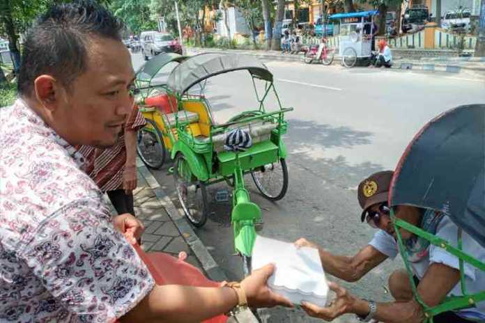 Kegiatan pembagian nasi Kotak. (Istimewa).