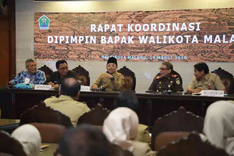 Wali Kota Malang Sutiaji memimpin rakor tentang penanganan Covid-19 di Balai Kota Malang, Senin (16/3). (Humas Pemkot Malang)
