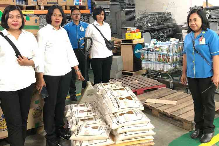 Petugas Reskrim Polresta Malang Kota mengecek ketersediaan barang di pusat perbenlanjaan. (Istimewa)