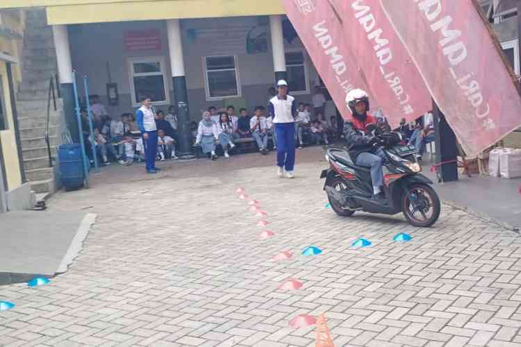 Antusias Siswa Siswi Sekolah di Malang Mengikuti Edukasi Safety Riding