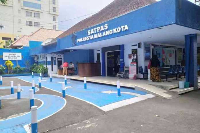 Pelayanan di Satpas SIM Polresta Malang Kota. (deny rahmawan)