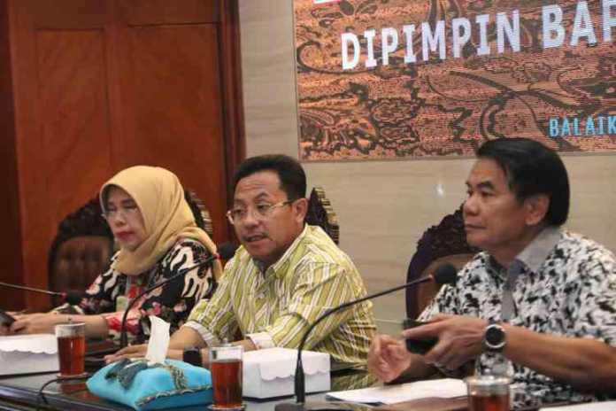 Wali Kota Malang Sutiaji memimpin rapat koordinasi penanganan Covid-19 di Balai Kota Malang, Sabtu (14/3). (Humas Pemkot Malang)