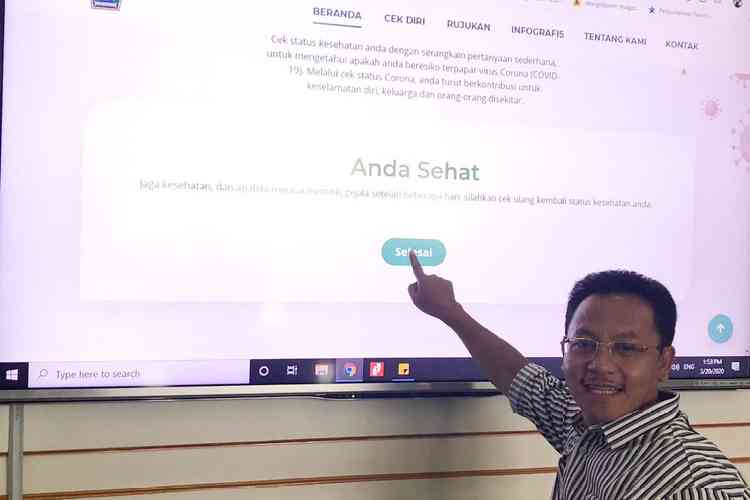 Wali Kota Malang Sutiaji menunjukkan aplikasi Malang Corona Detector. (Humas Pemkot Malang)