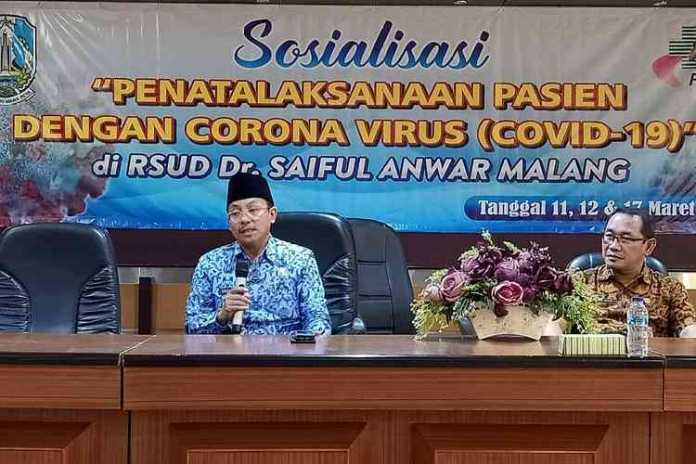 Wali Kota Malang Sutiaji mengikuti Sosialisasi Penatalaksanaan Pasien dengan Corona Virus (Covid-19) di Aula RS Saiful Anwar Malang, Selasa (17/3). (Humas Pemkot Malang)