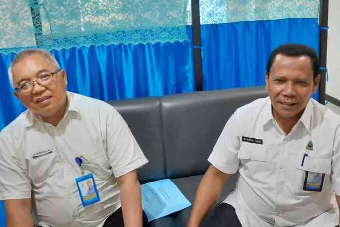 Dirut Perumda Tirta Kanjuruhan, Kabupaten Malang, Syamsul Hadi (kanan), saat didampingi Direktur Teknik, Abdul Haris Fadillah. (Istimewa).