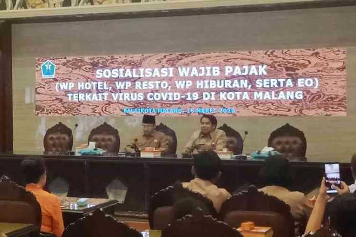 Wali Kota Malang Sutiaji memimpin rakor penanganan pencegahan Covid-19 dengan pelaku usaha di Balai Kota Malang, Senin (16/3). (Aziz Ramadani MVoice)