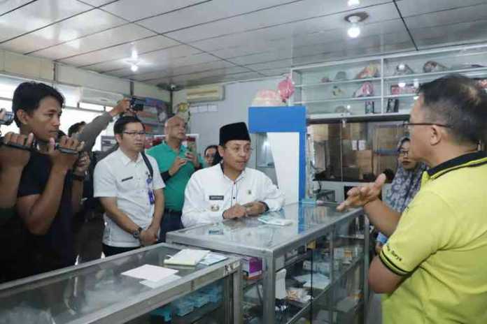 Wali Kota Malang Sutiaji sidak ketersediaan masker dan hand sanitizer di Medilab Jalan Birgjen Slamet Riyadi Kelurahan Oro-Oro Dowo, Rabu (4/3). (Humas Pemkot Malang)