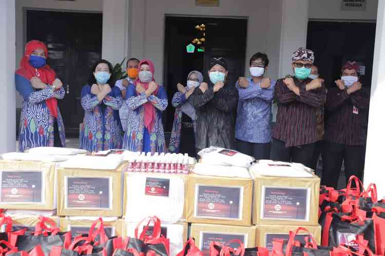 Penyerahan bantuan untuk penanganan Covid-19 dari Ikatan Akuntan Indonesia di Balai Kota Malang, Kamis (9/4). (Humas Pemkot Malang)