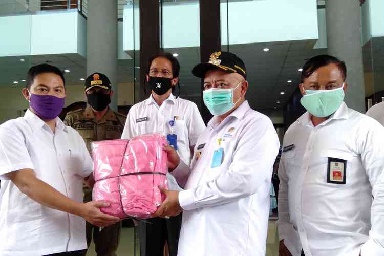Bupati Malang HM Sanusi saat menerima bantuan APD. (Toski D)