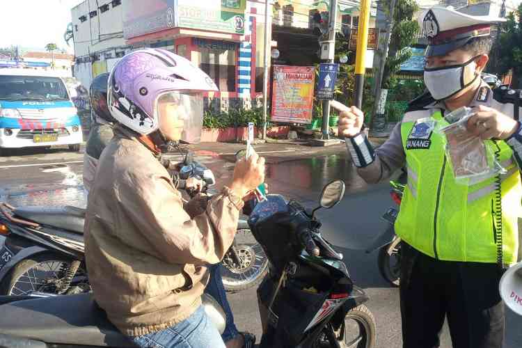 Brigadir Nanang Setyo memberi penyuluhan ke pengguna jalan. (Istimewa)