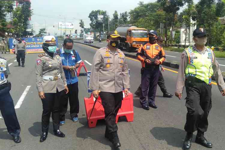 Kapolres Malang AKBP Hendri Umar (tengah), saat ikut mengatur lalulintas. (Toski D).