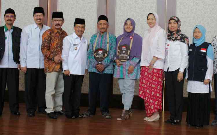 (Dua dari kiri) Mustain saat menjabat Kepala Kantor Kemenag Kota Batu. (MVoice)