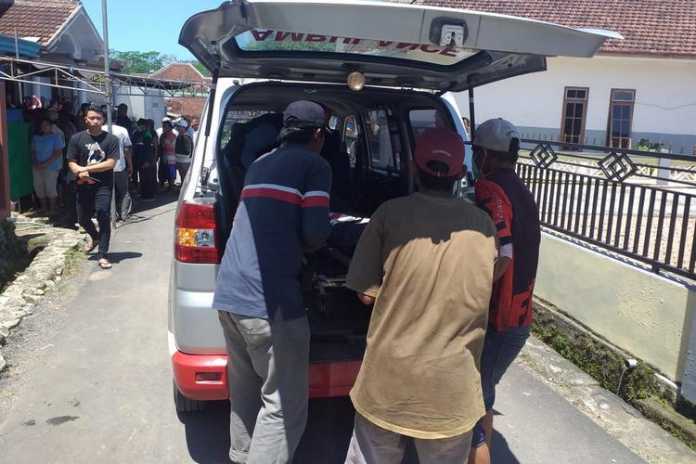 Jenazah Korban saat dievakuasi dan di bawa ke rumah duka. (Istimewa/PB PMI Kabupaten Malang)