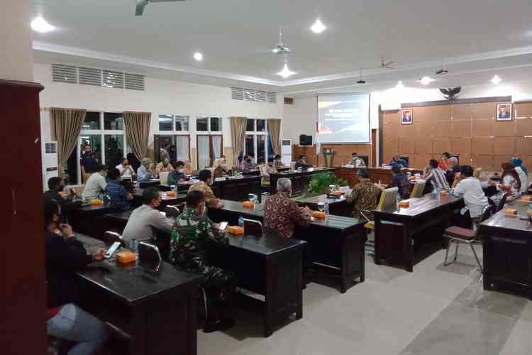 Suasana rapat koordinasi membahas penerapan PSBB tiga daerah Malang Raya di Kantor Bakorwil Malang, Selasa malam (28/4). (Aziz Ramadani MVoice)