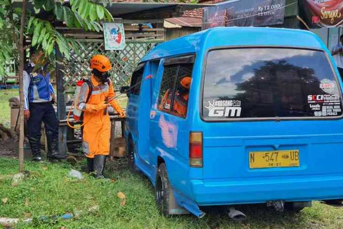 Penyemprotan disinfektan oleh BPBD Kota Malang. (Humas Pemkot Malang)