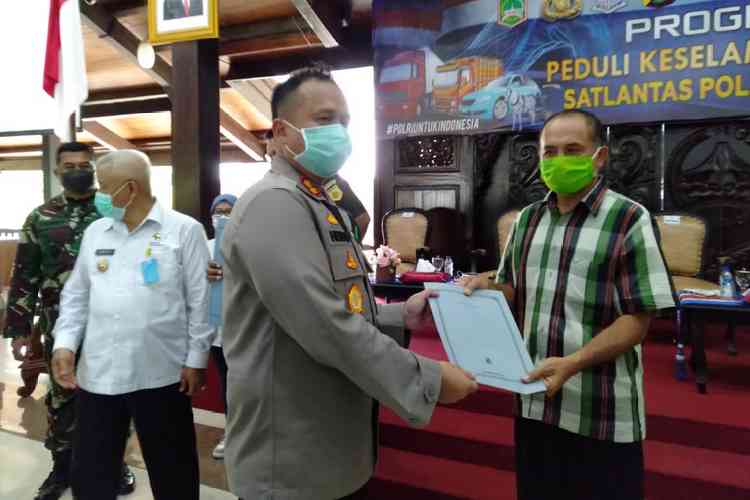 Kapolres Malang AKBP Hendri Umar, saat memberikan bantuan program keselamatan 2020. (Toski D)