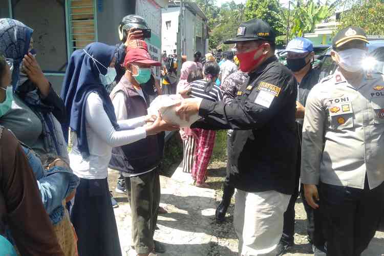 Ketua DPRD Kabupaten Malang, Didik Gatot Subroto saat memberikan bantuan beras.(Toski D)