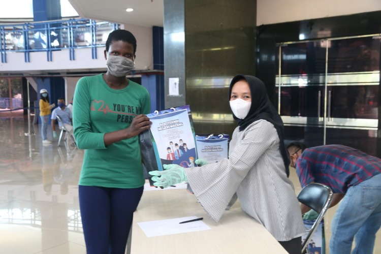 Polinema Beri Donasi Mahasiswa Asal Luar Kota yang Kos di Malang
