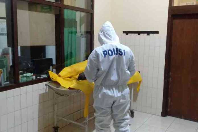 Petugas Kepolisian saat mengidentifikasi jenazah korban di kamar mayat. (Toski D)