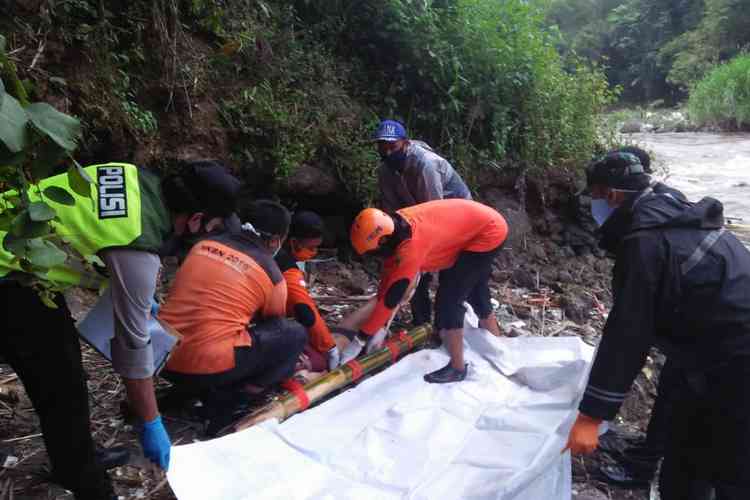 Petugas saat mengevakuasi jenasah Korban di Sungai Brantas, Kepanjen. (Istimewa/PB PMI Kabupaten Malang)