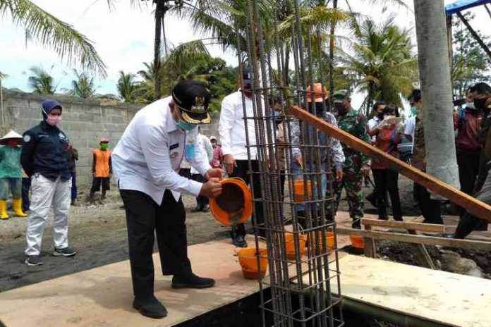 Bupati Malang HM Sanusi saat melakukan pengecoran ground breaking secara simbolis. (Istimewa)