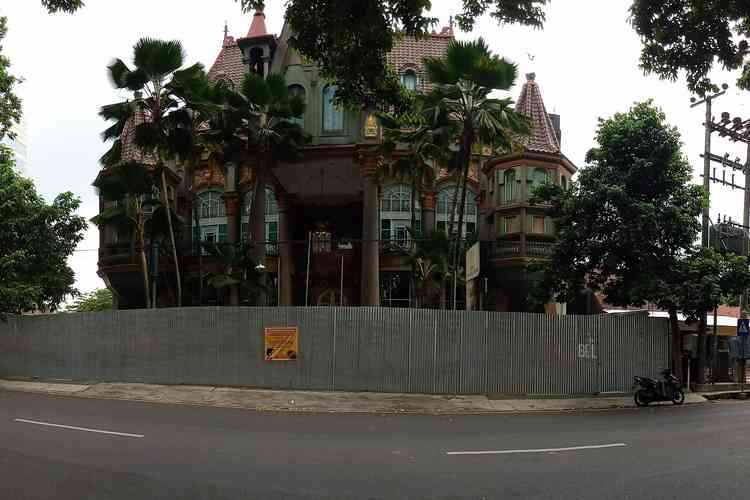 Penampakan salah satu hotel yang tutup di kawasan Jalan Dr Cipto Kota Malang. (Aziz Ramadani MVoice)