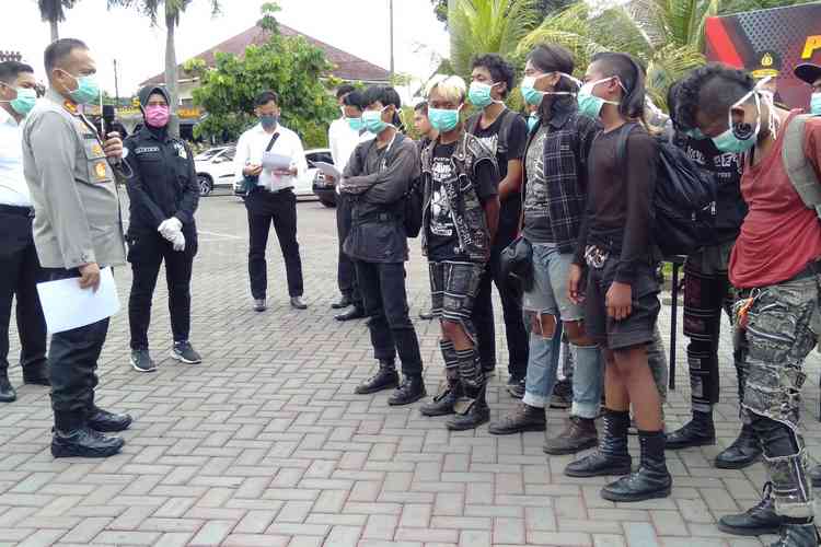 Puluhan Anak Punk saat diinterogasi Kapolres Malang AKBP Hendri Umar, dalam sesi rilis. (Toski D).