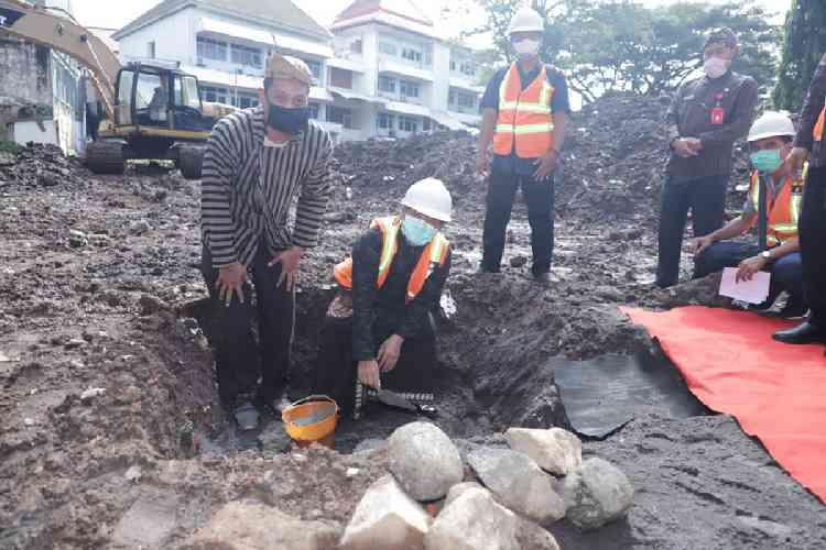 Wali Kota Malang Sutiaji peletakan batu proyek pembangunan gedung bersama di Balai Kota Malang, Kamis (9/4). (Humas Pemkot Malang)
