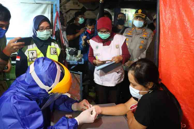 Petugas Kesehatan saat melakukan rapid tes di Pasar Lawang. (Istimewa/Humas)